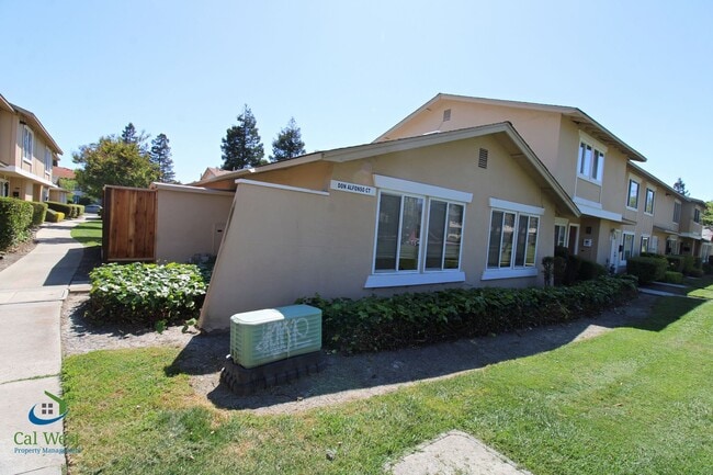 Building Photo - $2,695 Cute cozy 2/1 Condominium in South ...