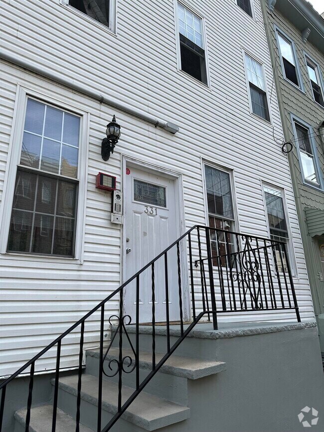 Building Photo - 331 Monroe St Unit 1R Rental