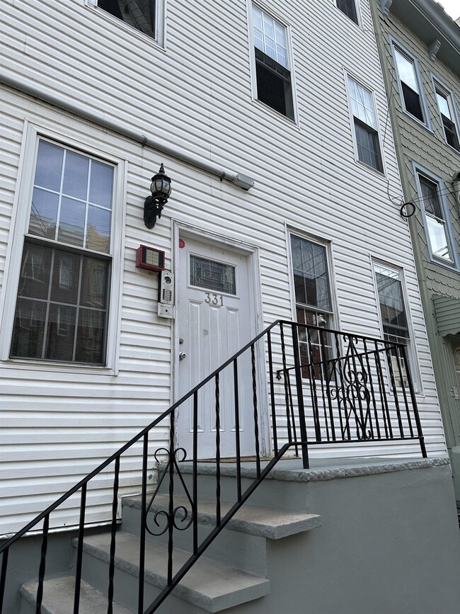 Building Photo - 331 Monroe St Unit 1R Rental
