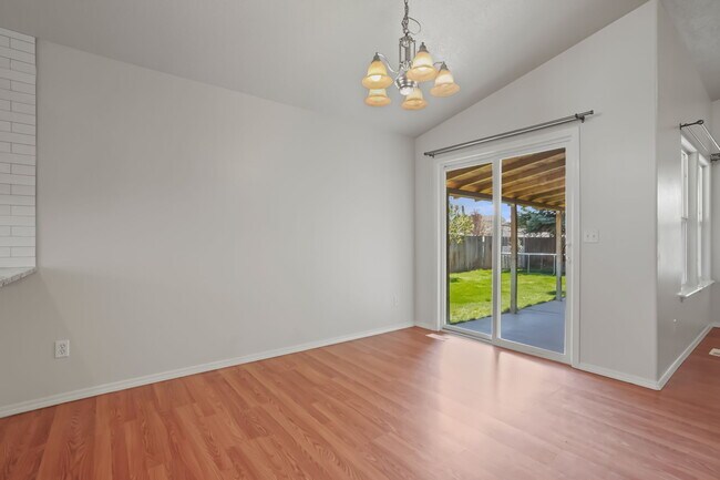 Photo - 979 Peregrine Dr