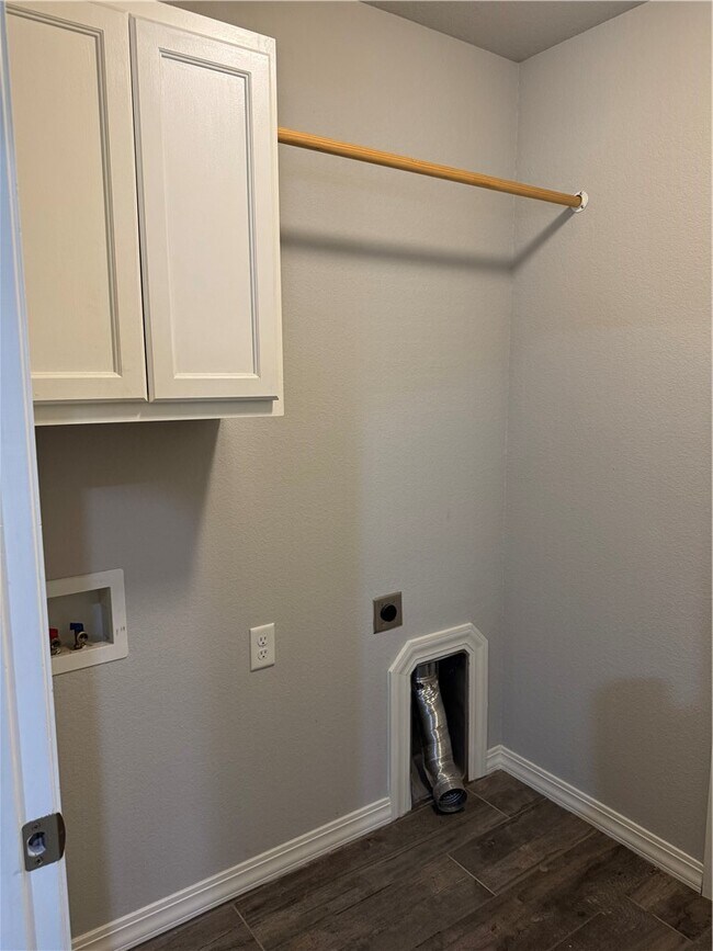 Building Photo - 1001 Tulip St