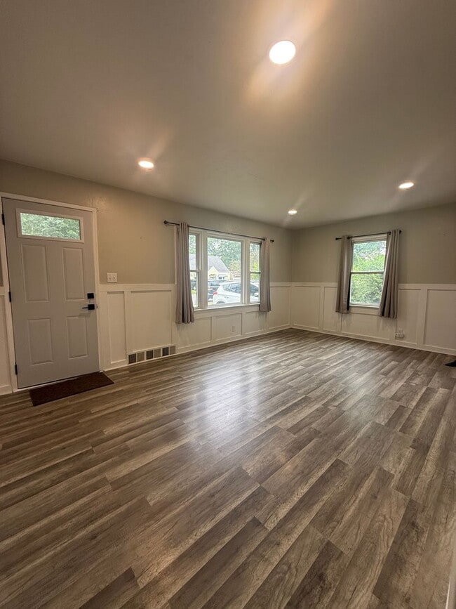 Photo - Beautiful 2 Bedroom 1 Bathroom House