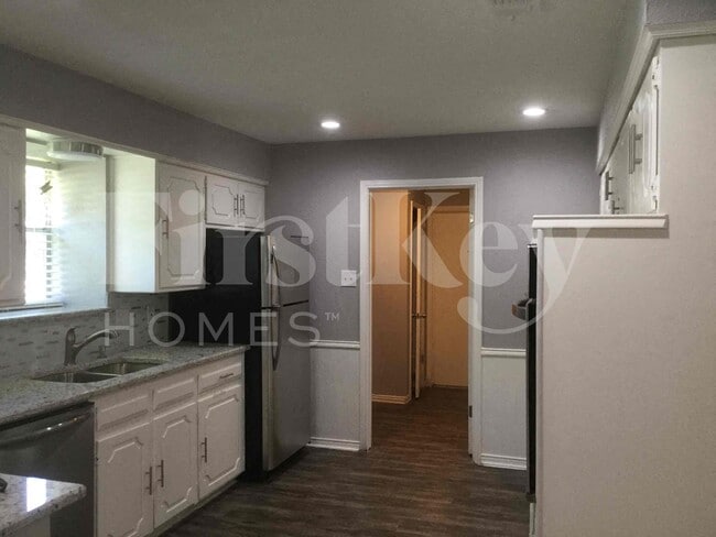 Photo - 419 Buckingham Pl