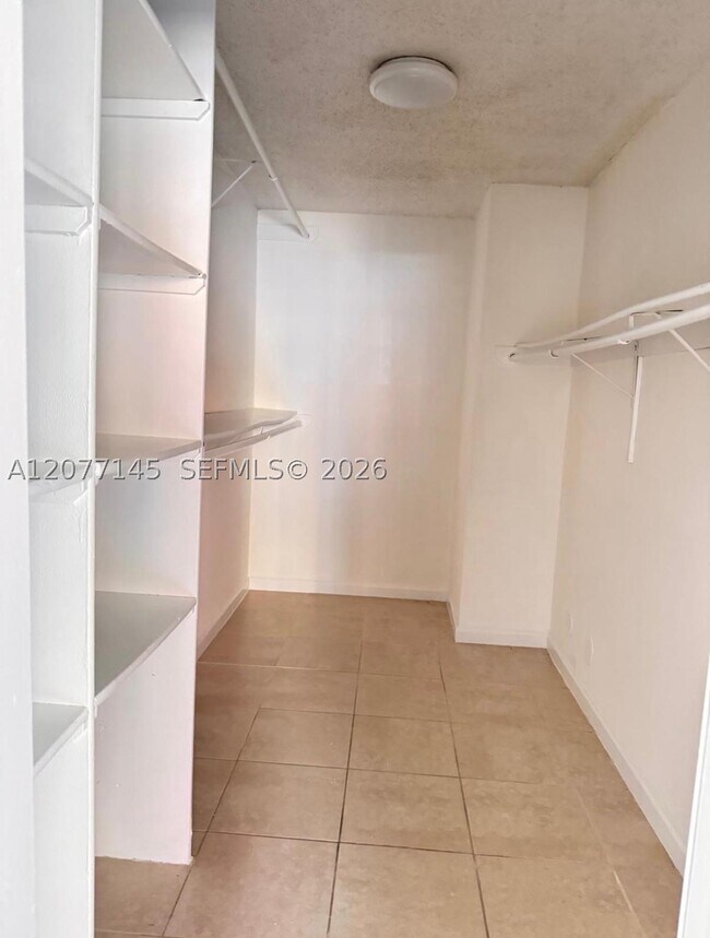6960 Miami Gardens Dr Unidad 2-225