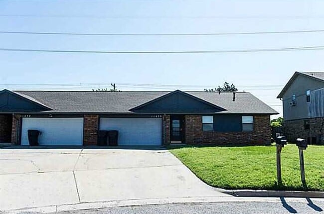 Photo - 3 Bed | 2 Bath | 2 Car Garage - Duplex - UNDER $1000 per month - Putnam City Schools