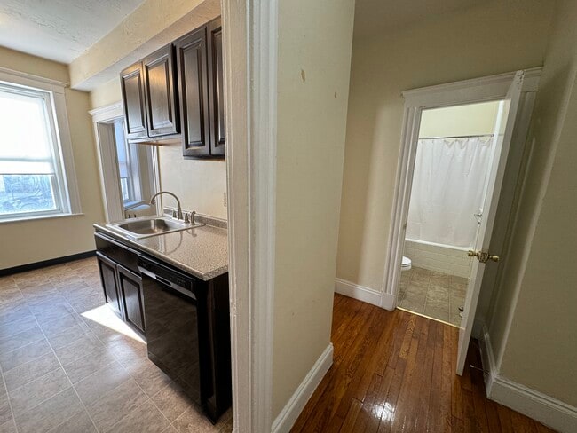 Photo - 156 Kelton St