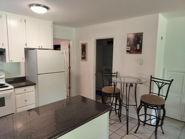 Building Photo - 487 N Country Clb Dr