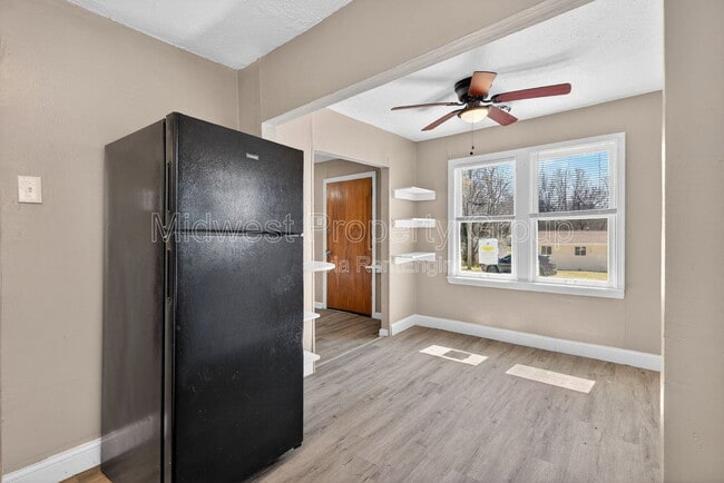 Photo - 8921 Higginson Ave