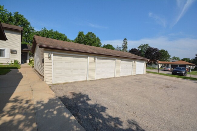 Great pet friendly townhome with private p... - Great pet friendly townhome with private p...