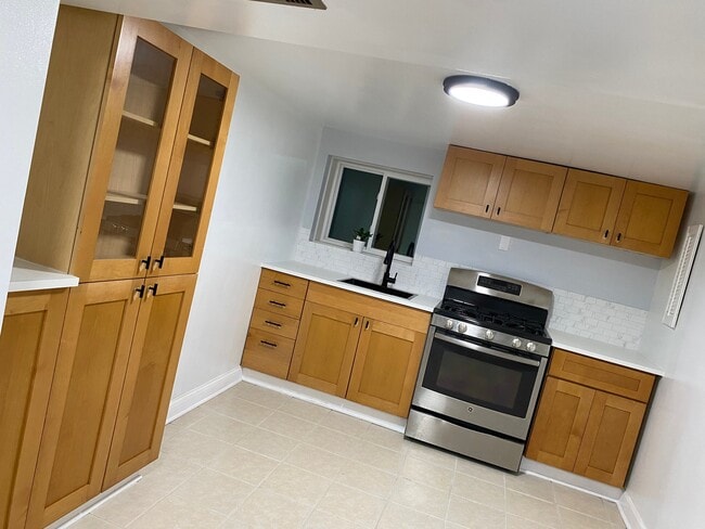 Photo - 5425 W Eddy St