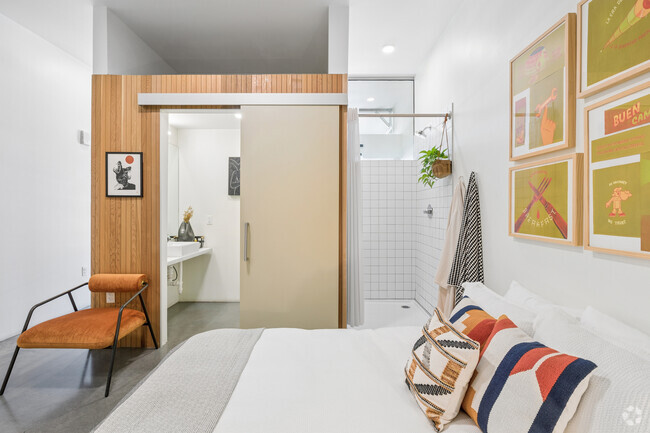 1BR, 1BA - 455SF - Bedroom / Bathroom