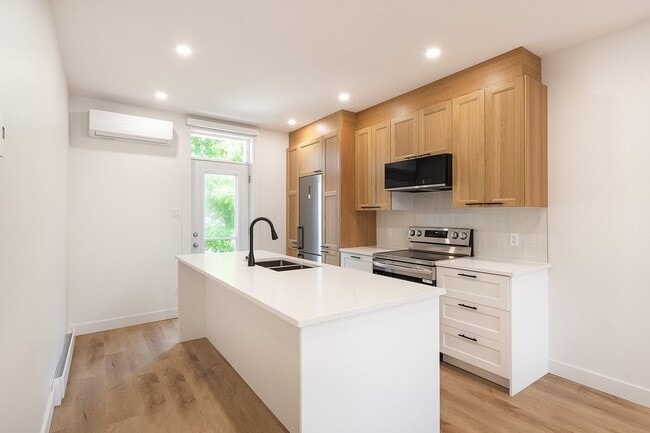 Building Photo - 297 Rue de Courcelle