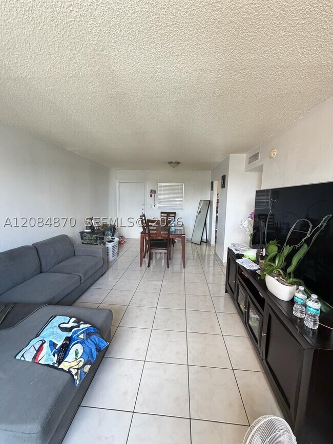Building Photo - 606 W 81st St Unit 202