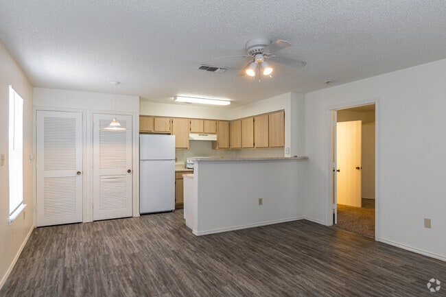 1BR, 1BA - 612SF - Living Room