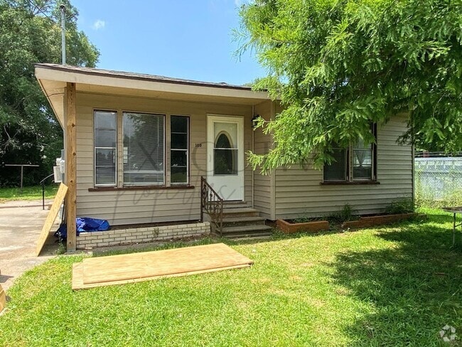 Building Photo - Updated 3 Bedroom Home Near McNeese – Just...