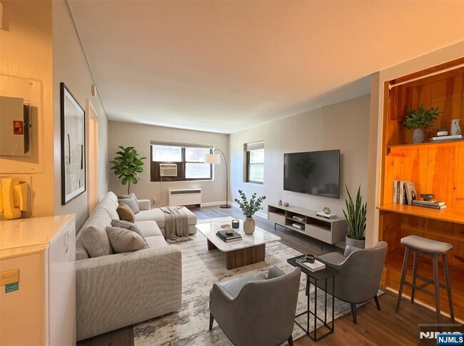 Building Photo - 3021 Edwin Ave Unit 2H