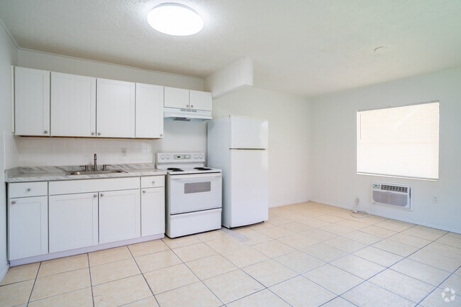 1BD, 1BA - 550SF - Kitchen / Living Room