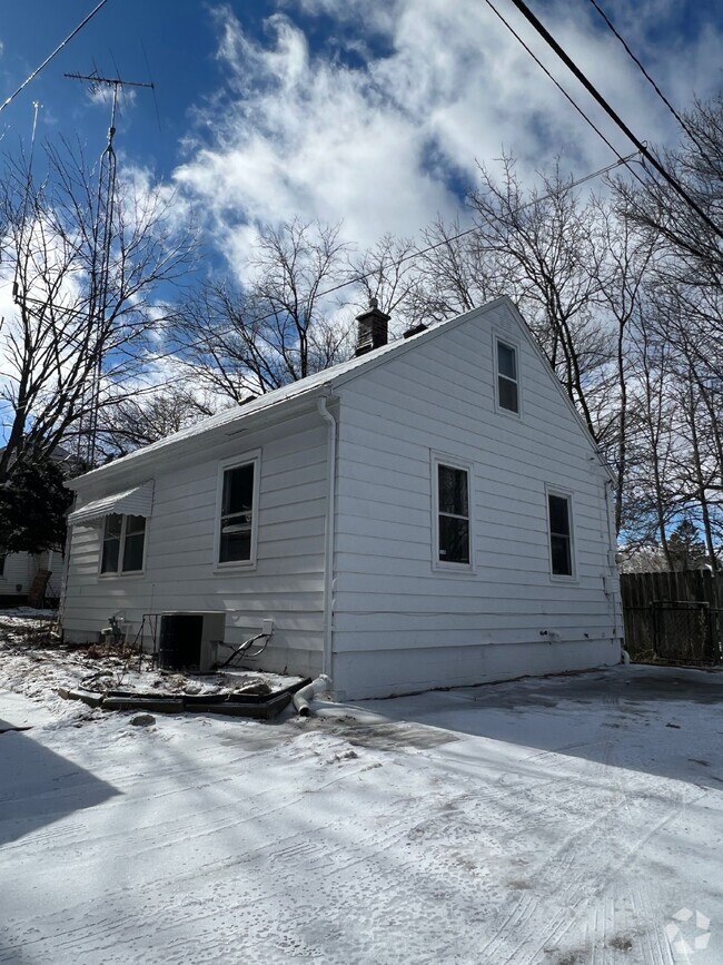 Building Photo - 2 Bedroom | 1 Bathroom Single-Family Home ...