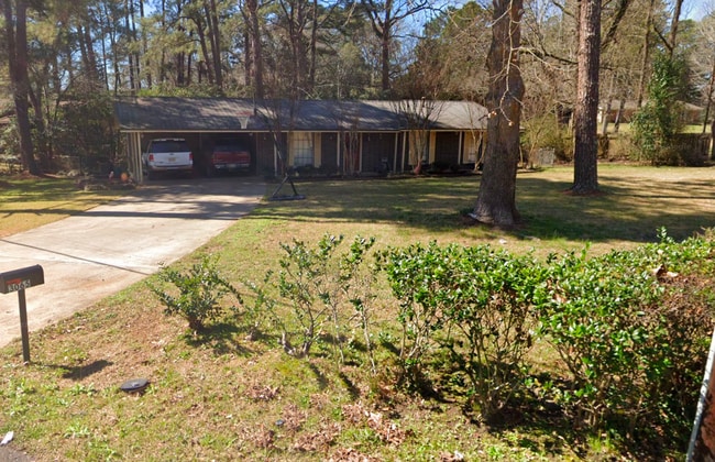 Building Photo - 3 Bedroom 2 Bath Home Available for Rent