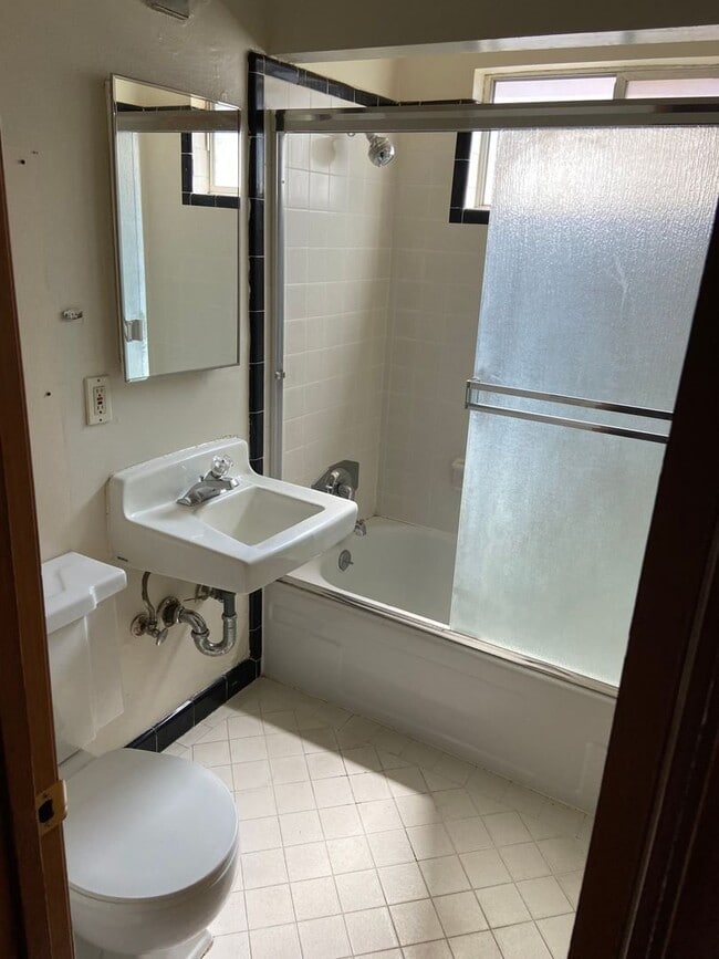 Photo - 735 W 6th St Unidad 2