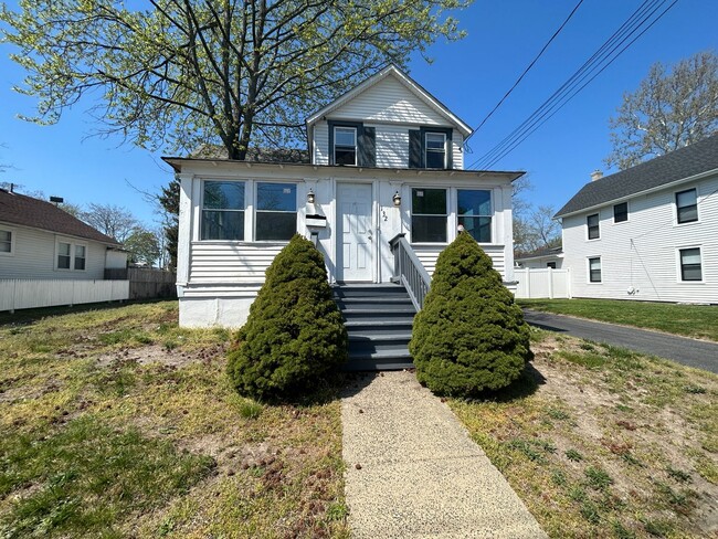 Building Photo - Lovely 4 Bedroom Single Family House in Neptune!