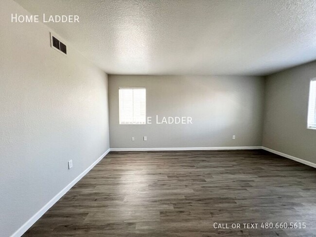 Photo - 4959 S Park Ave Unidad 104