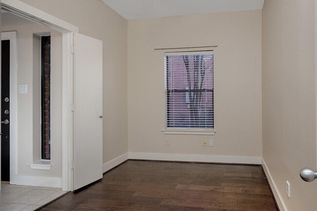 Photo - 914 W 25th St