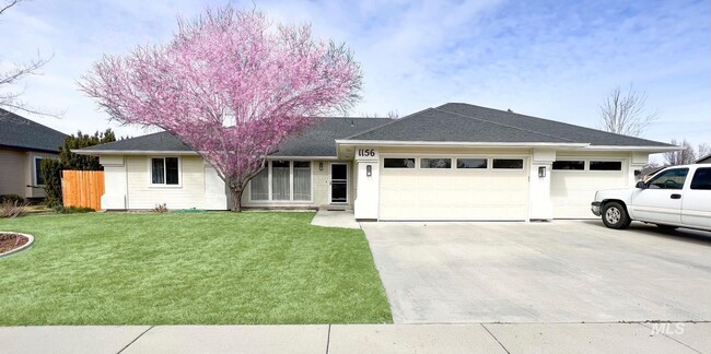 Fantastic 4 Bedroom Home with 3 Car Garage... - Fantastic 4 Bedroom Home with 3 Car Garage...