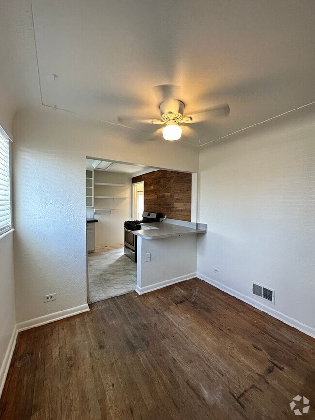 Building Photo - Awesome ranch style home 2bed+2offices 2ba...