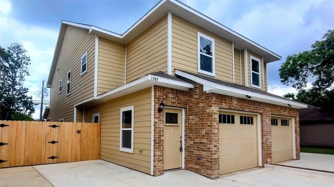 Building Photo - 1707 Ash Crescent St