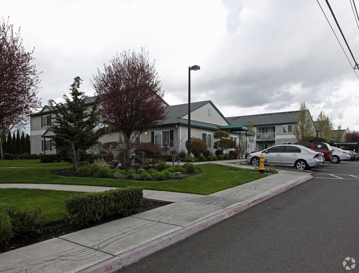 Westbury Commons - Westbury Commons Apartments