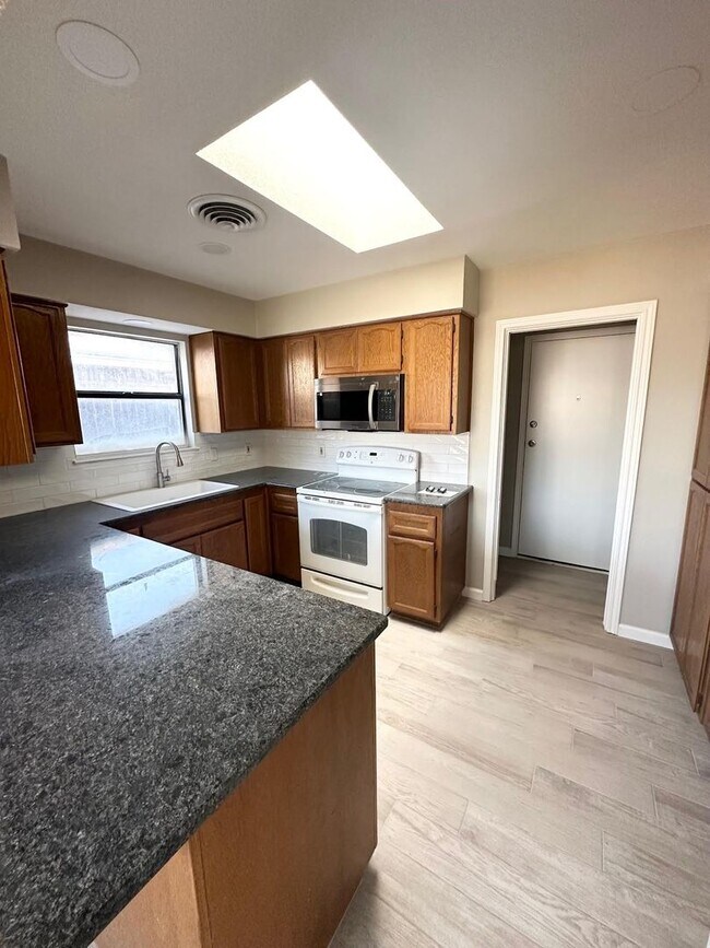 Photo - 3 Bedroom 2 Bathroom Available ASAP!