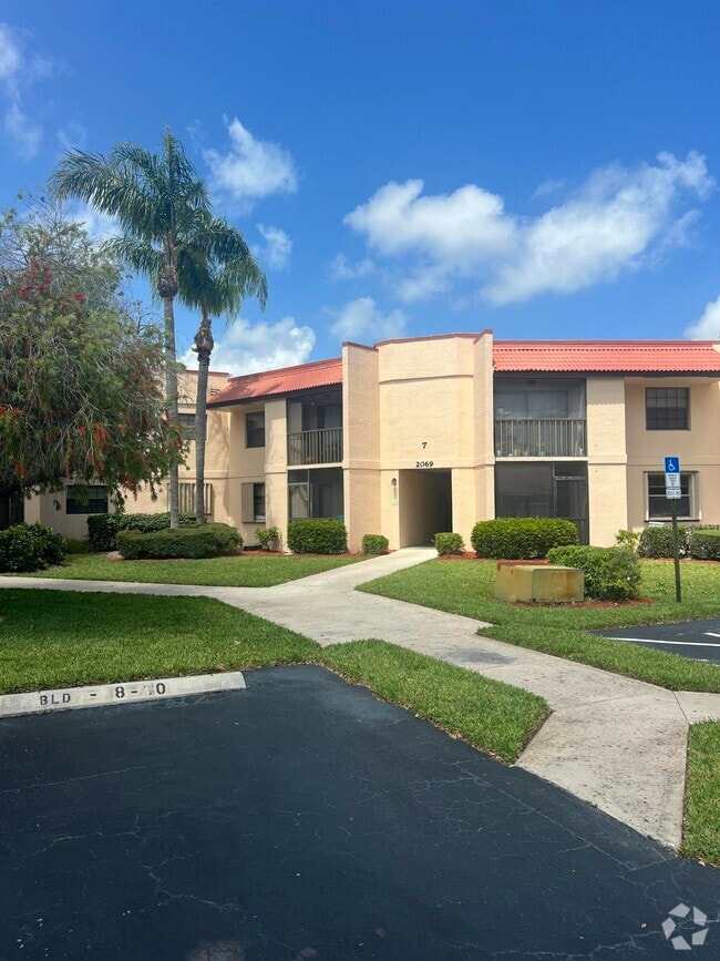 Building Photo - 2069 NE Collins Cir Unit 7-10 Rental