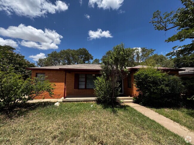 Building Photo - Stunning 3 Bedroom Home Located in the Med...