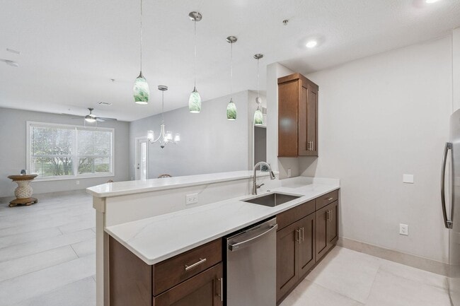 Photo - Upscale & renovated 3Bedrooms / 2Baths condo-unit in MetroWest community!
