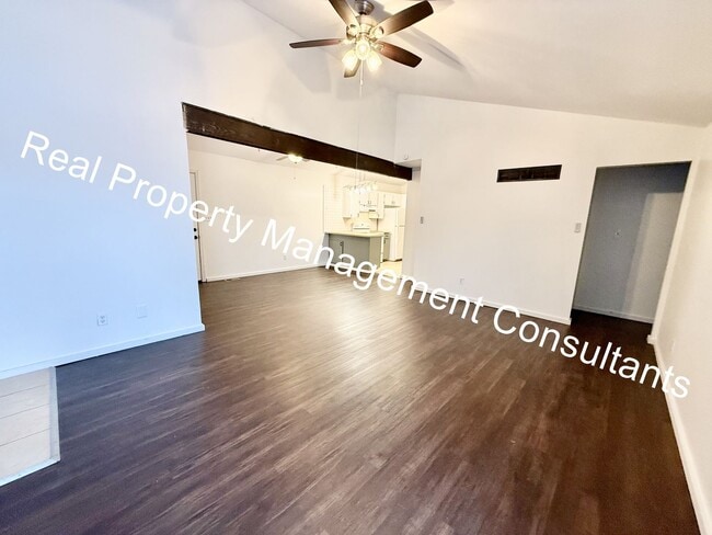 Photo - Spacious 5-Bedroom Townhome