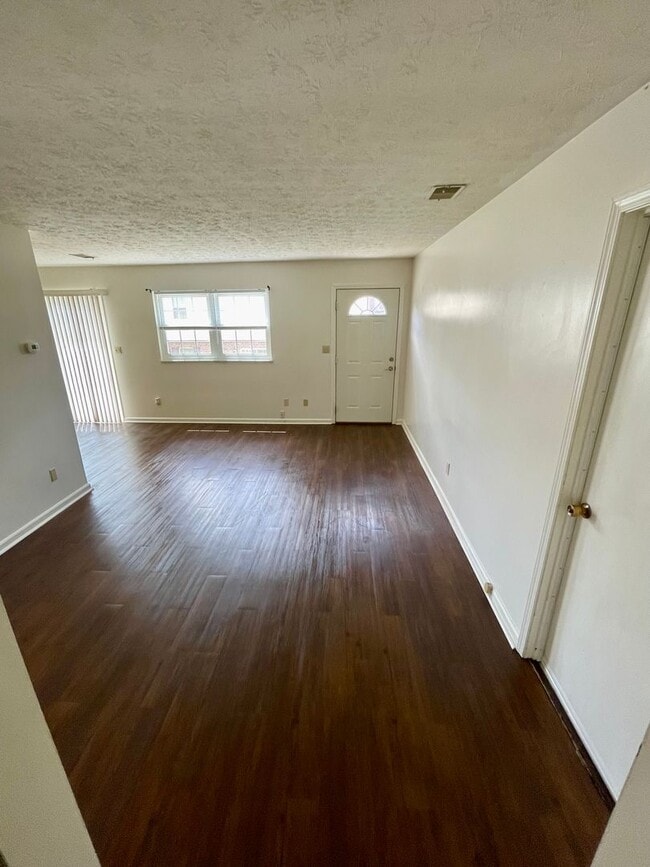 Photo - 257 University Dr