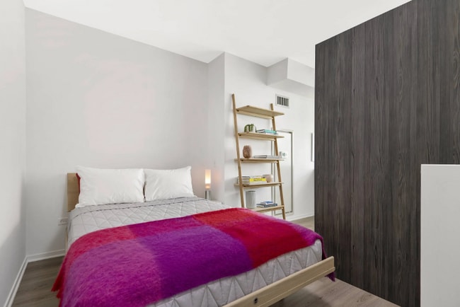 Photo - 235 E Illinois St