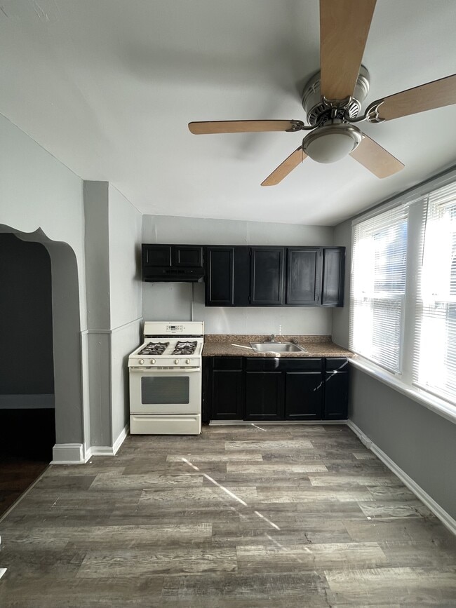 Photo - 2046 Newcomb St