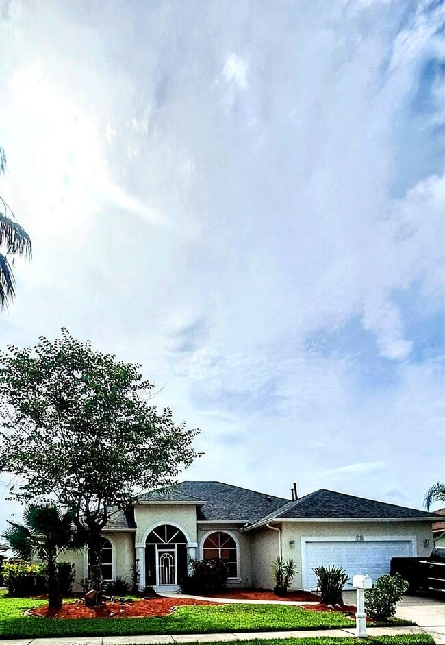 ENJOY LIFE IN THIS 4 BEDROOM UNIQUE LAKE V... - ENJOY LIFE IN THIS 4 BEDROOM UNIQUE LAKE V... House