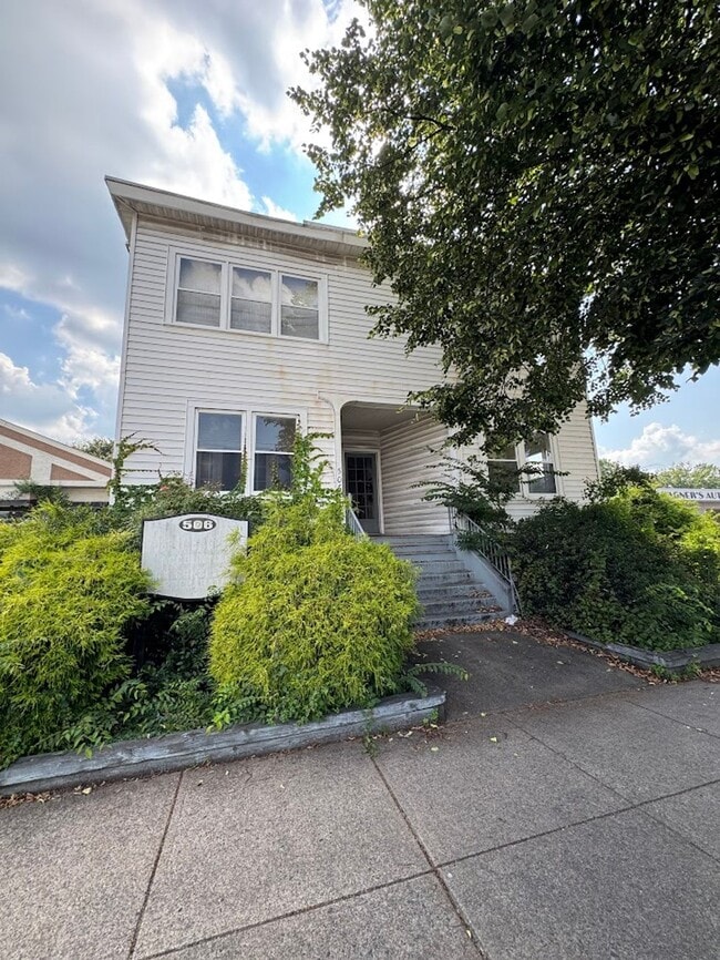 Building Photo - Newly Renovated 2 bedroom/1 bath Apartment! Unit 508 2nd Fl