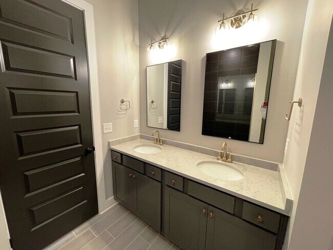 Photo - Must See Luxurious 4 Bedroom 3.5 bath Town...