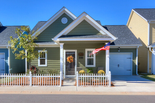 Dupont Meadows - Dupont Meadows Apartments