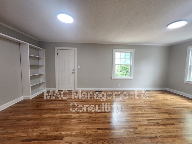 Photo - 1067 Crescent Dr