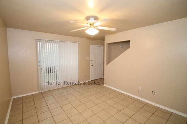 Building Photo - Sharp 3 Bedroom Townhome in South Killeen