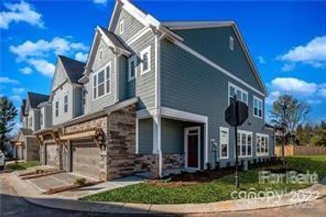 Building Photo - Beautiful Townhome in Ballantyne!