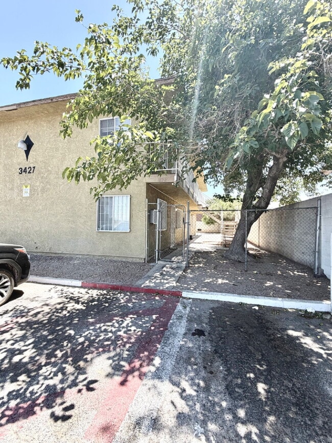Photo - HIVE SUMMER MOVE-IN SPECIAL: DOWNSTAIRS CONDO | RECENLY REHABBED 2 BEDROOM 1 BATH | ACROSS FROM C... Unidad #B