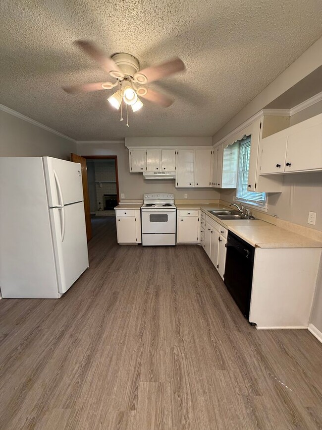 Building Photo - 3BR Brick Home with Beautiful Hardwood Floors