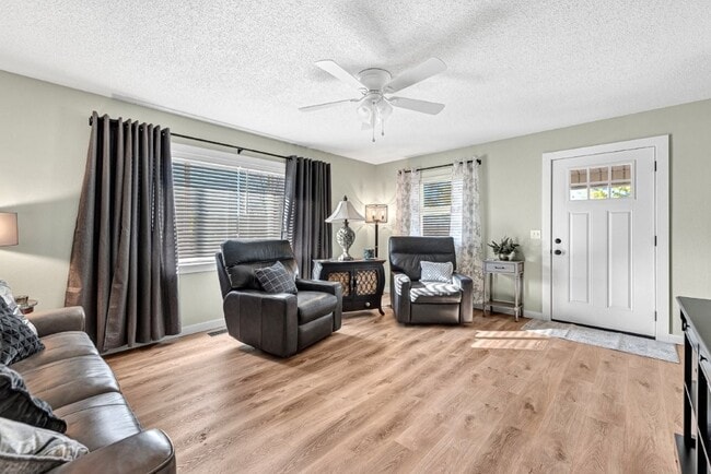 Photo - 801 N 12th St
