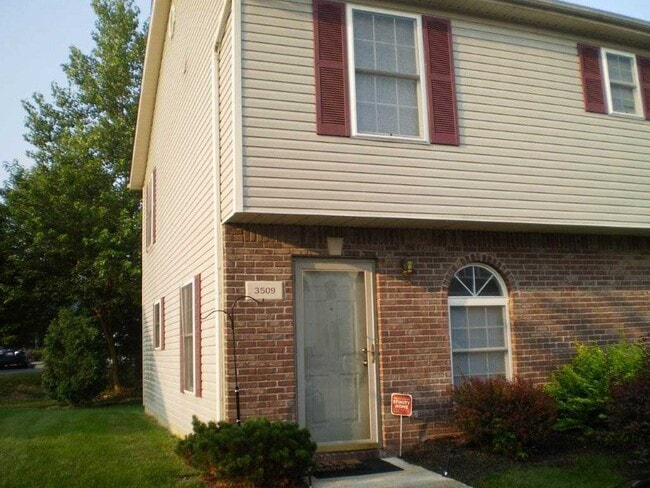 Building Photo - 2 bedroom, 2.5 bath townhouse: Oaklawn Park